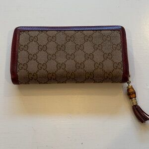 Gucci zip around Wallet